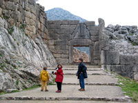 Les enfants devant la porte des Lionnes