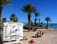 Djerba (Aghir) : les pneus dans l'eau !