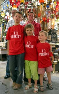 Le trio dans le Grand Bazar